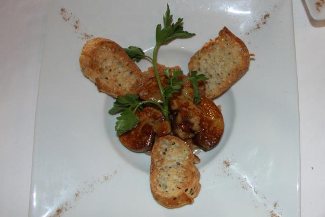 Foie gras de canard poêlé, compotée de coings parfumée au miel d’acacia, pain de campagne grillé