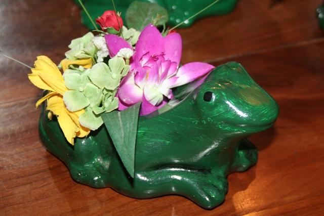 Une grenouille en plâtre Une grenouille en plâtre